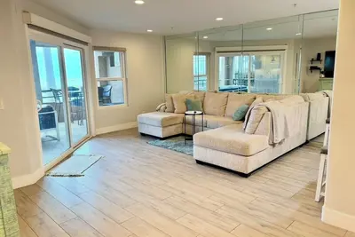 Image de Luxurious, modern, beachfront, condo w/hot tub, pool, Bbq, large private balcony
