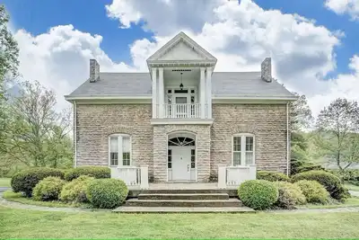 Image de Historic House on Lake with Pool