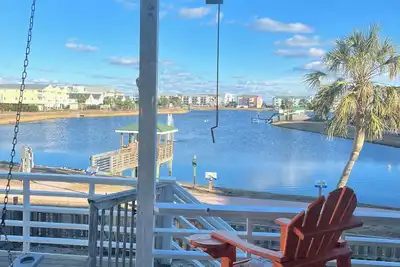 Image de Gorgeous Lake Views. Walk to the beach, boardwalk, Farmers Market & more!