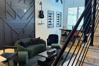 Image de Executive Bi-Level Loft, Private Entry, West Midtown, 20 mins from Airport