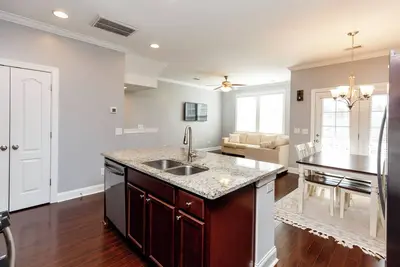 Image de Furnished 3 Br 3 Ba Townhome I Great Location I Close to Dt Charleston