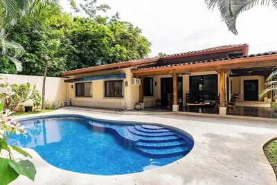 Image de Tranquil family oriented community. 2 independent kitchens. Perfectly suited for 2 families