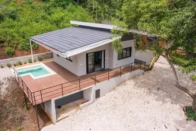 Image de 1-bed ocean-view guest house in Potrero with pool, deck, kitchen, and jungle views. Perfect for couples