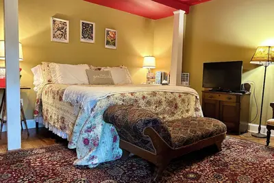 Image de Ruby Room -The Amethyst Inn Bed & Breakfast- jacuzzi tub, fireplace, breakfast