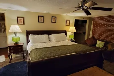 Image de Mid-Century Country Home, nice front porch and east west split bedroom suites.