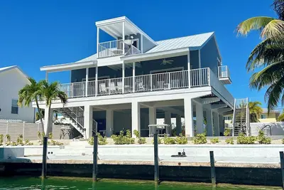 Image de Sea Glass House of Summerland Key! \nPool, 70 feet of Seawall, deep water canal!
