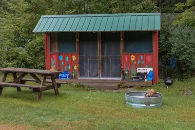 Image de Meadow View Rustic Camping Cabin with WiFi