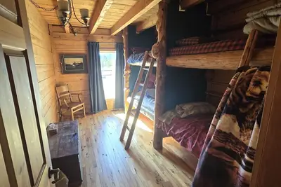 Image de Bunk Room at the Main Lodge with 4 bunks.
