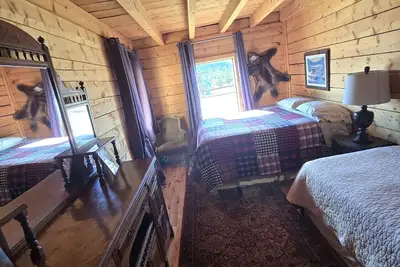 Image de Room 3 at the Main Lodge with a queen bed and single bed.
