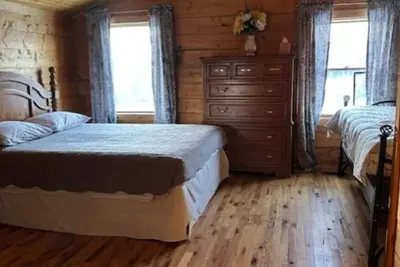Image de Room 4 at the Main Lodge with a queen bed and single bed.