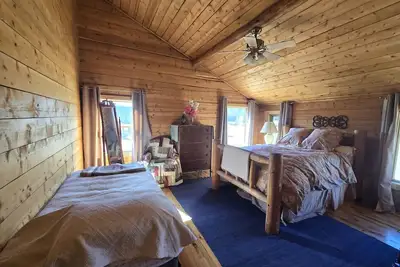 Image de Room 5 at the Main Lodge with a queen bed and single bed.