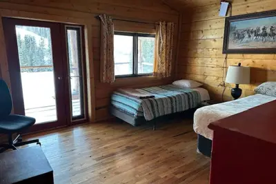 Image de Room 6 at the Main Lodge with a queen bed and single bed.