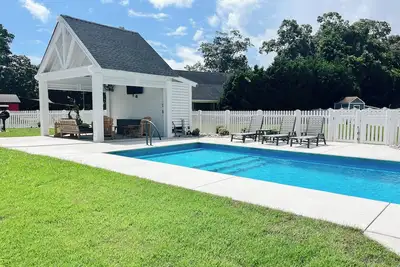 Image de Historic Obx Farmhouse w/ Private Pool in the Heart of Manteo - 3 Bed /2 Bath
