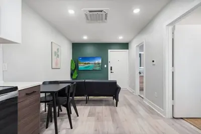 Image de Chic & Modern Apt in Downtown with Parking