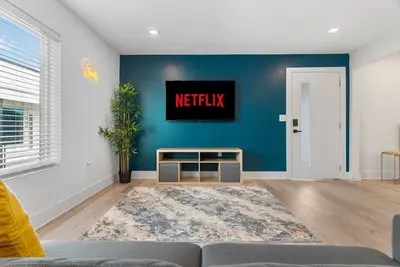 Image de Modern Style Studio in Downtown Dallas + Parking
