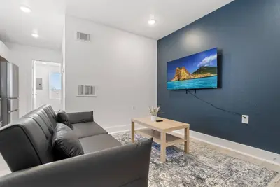 Image de Cozy Getaway in Downtown with Free Parking