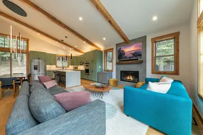 Image de Radiant Retreat by Tahoe Getaways - 4 Br 3. 5 Ba in Tahoe Donner w/ Hot Tub