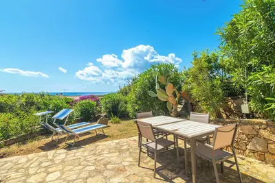 Image de Villa 'Vista Mare Cala Ginepro' avec vue sur mer, terrasse privée et climatisation