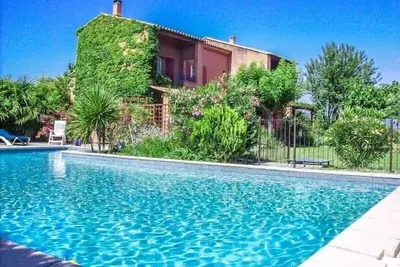 Image de A Courthézon près d'Avignon, villa de vacances, piscine clôturée et joli parc.