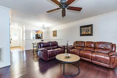 Image de double ensuite Raleigh townhome -starts at 2. 8k/month