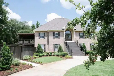 Image de Downtown Estate Luxury Property close to Southeastern