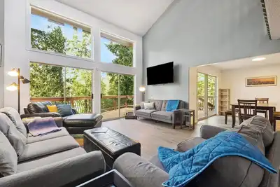 Image de Spacious 4-bedroom house, Enumclaw near Mt Rainier Nat'l Park in natural setting
