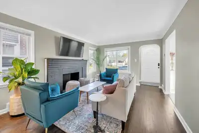Image de Relaxing 3 bdrm, 2 br home with spacious master suite, soaking tub & game room