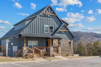 Image de Luxury Lake Getaway | Hot Tub & Games | Sleeps 28