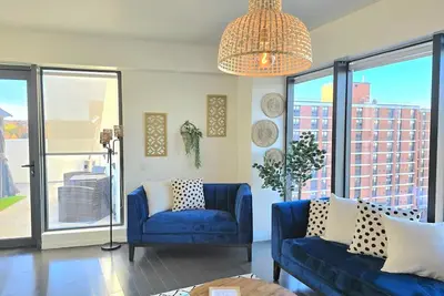 Image de *New* 2bdr/2ba - Chic Modern Retreat w/ Hot Tub