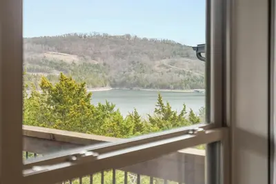 Image de Free Group Tickets at this Xl Lake Home with Games, Hot Tub and Resort Amenities!