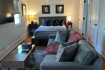 Image de Airport 2. 5 mi, Downtown 8. 5 mi, Midtown 12 mi: Studio in Historic College Park