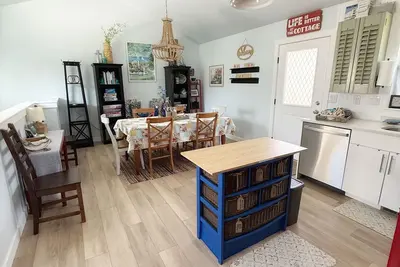 Image de Charming Beach-Themed Cottage walking distance to Lagoon & Western Sports Park