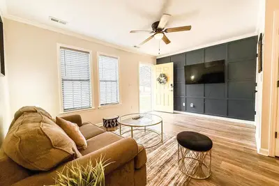 Image de 2 bd townhome near Dt Raleigh - starts at 2. 6k/month