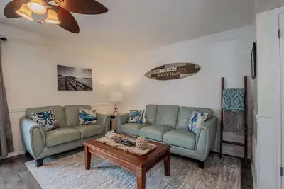 Image de Captain's Quarters: Beachfront Bliss & Resort Access