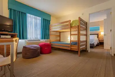 Image de A Magical Vacation Awaits! ! Close to Disneyland with Pool & Fitness Center!