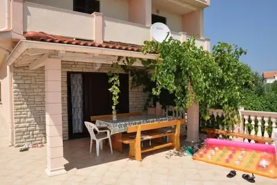 Image de Appartement de trois chambres avec la terrasse et la vue sur le mer Lopar, Rab (A-23747-a)