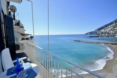 Image de Appartamento Attilia B: A graceful apartment which faces the sun and the sea, with Free Wi-Fi.