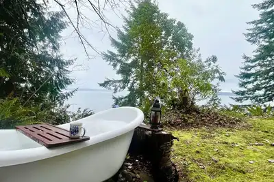 Image de \"Old Pine\" Rustic Waterfront Cabin w/ Outdoor Tub #CabinVibes