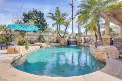 Image de 8 Mi to Disney: Santa Ana Home w/ Bar & Patio!