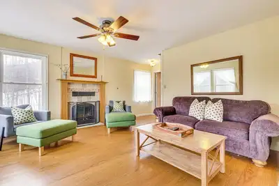 Image de Family Home w\/ Game Room & Decks in Etlan!