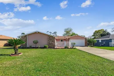 Image de New Listing! | Quiet Neighborhood| Sun Room| Large Patio| Neighborhood beach, playground & tennis