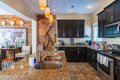 Image de The Eiffel Tower | Games | Cornhole | Bonus Suite!