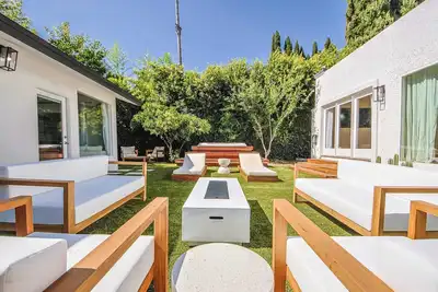 Image de Elegant 6br with Tranquil Outdoor Oasis
