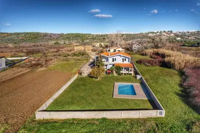 Image de Charmante maison de vacances à Ljubač avec piscine privée et vue sur la montagne