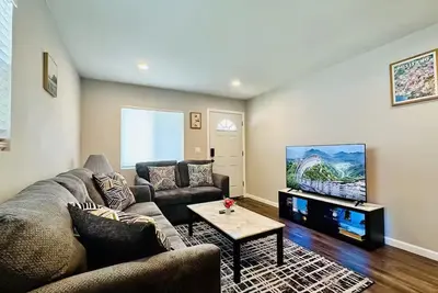 Image de 15 Minutes away from downtown. Entire guest house.