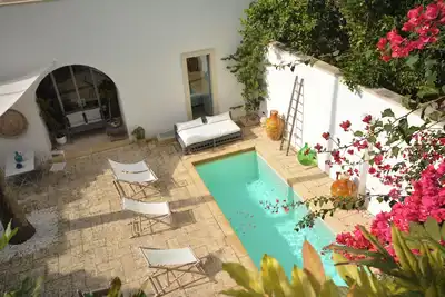 Image de Villa with pool and spa in the center near the sea