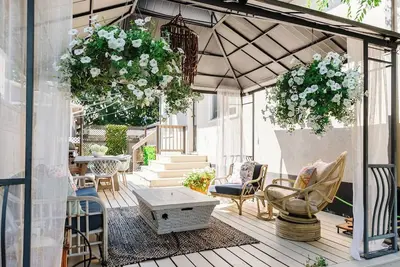 Image de Relaxed bungalow near downtown Kelowna with a gym corner & a lush fenced yard. Walk to the lake, cafés & Abbott Street. 3 bedrooms, 2 baths, a stocked kitchen, and a seasonal fire table & Bbq. Licensed for 6 guests.