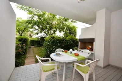 Image de Villa de style avec une échappée verte