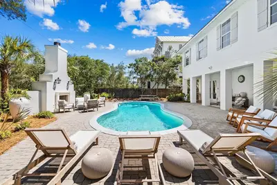 Image de Book a Fall Stay! Private Pool! 6 Adult Bikes! Short walk to the Beach!