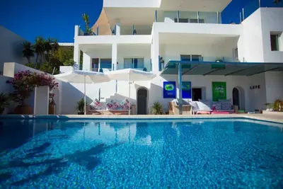 Image de Infinity pool with breathtaking ocean views